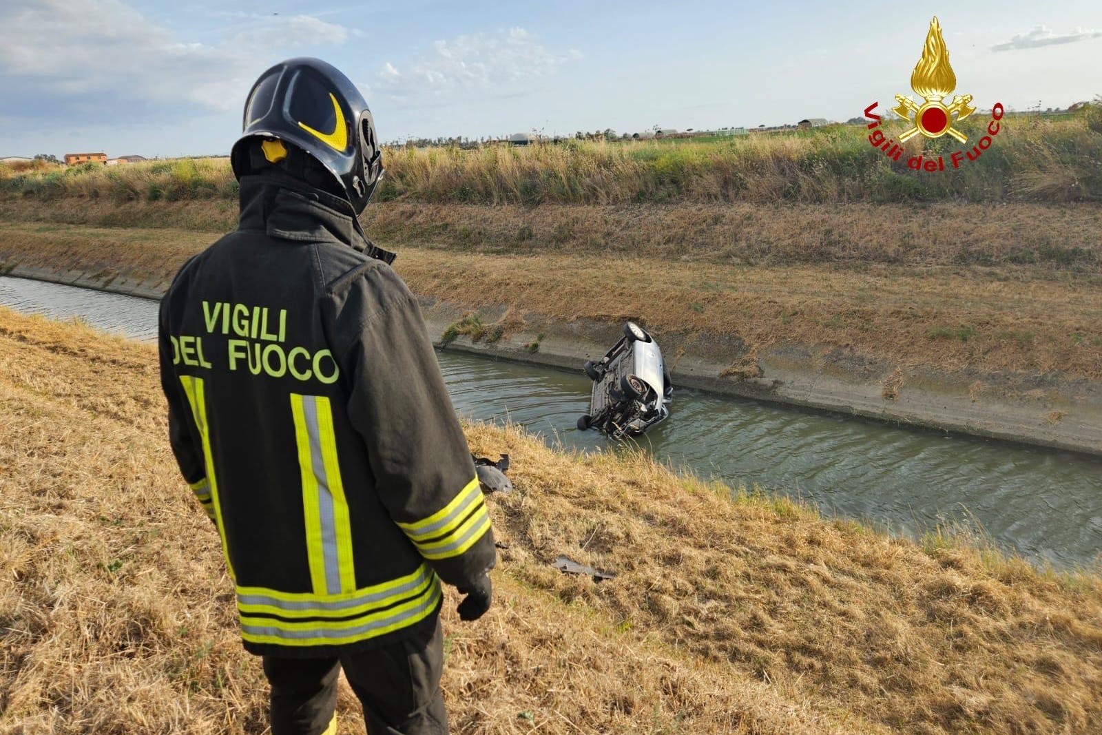 auto nel canale di scolo