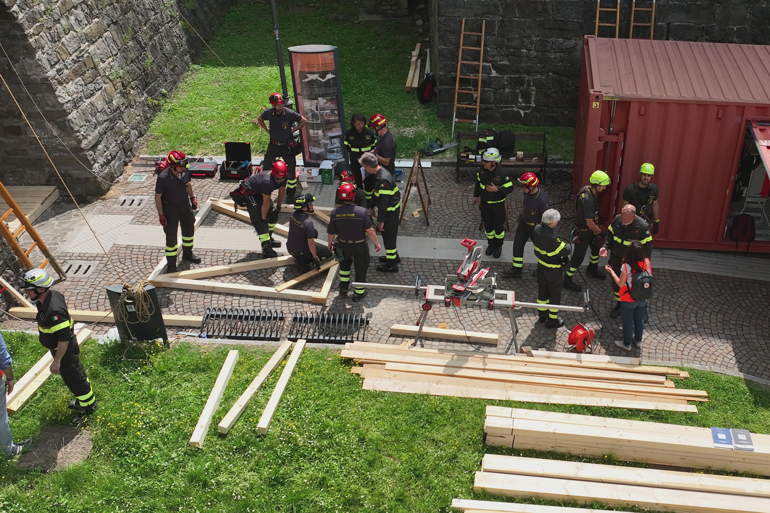 Esercitazione VVF La squadra dei Vigili del fuoco di Gorizia impegnata nella simulazione di puntallamenti
