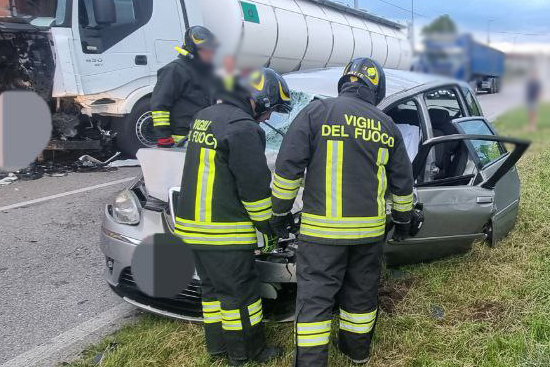 Incidente Stradale Vigili del fuoco mettono in sicurezza un'auto incidentata