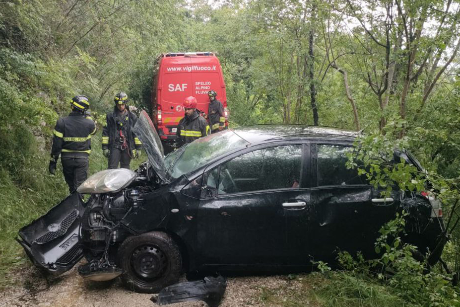autovettura caduta in un dirupo Recupero di un'autovettura finita in un dirupo a Polcenigo