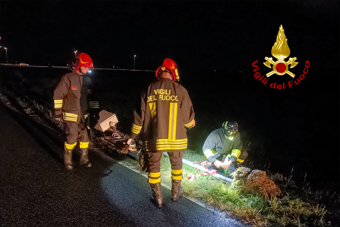 Vigili del fuoco liberano la strada dai cartelli stradali abbattuti dal forte vento