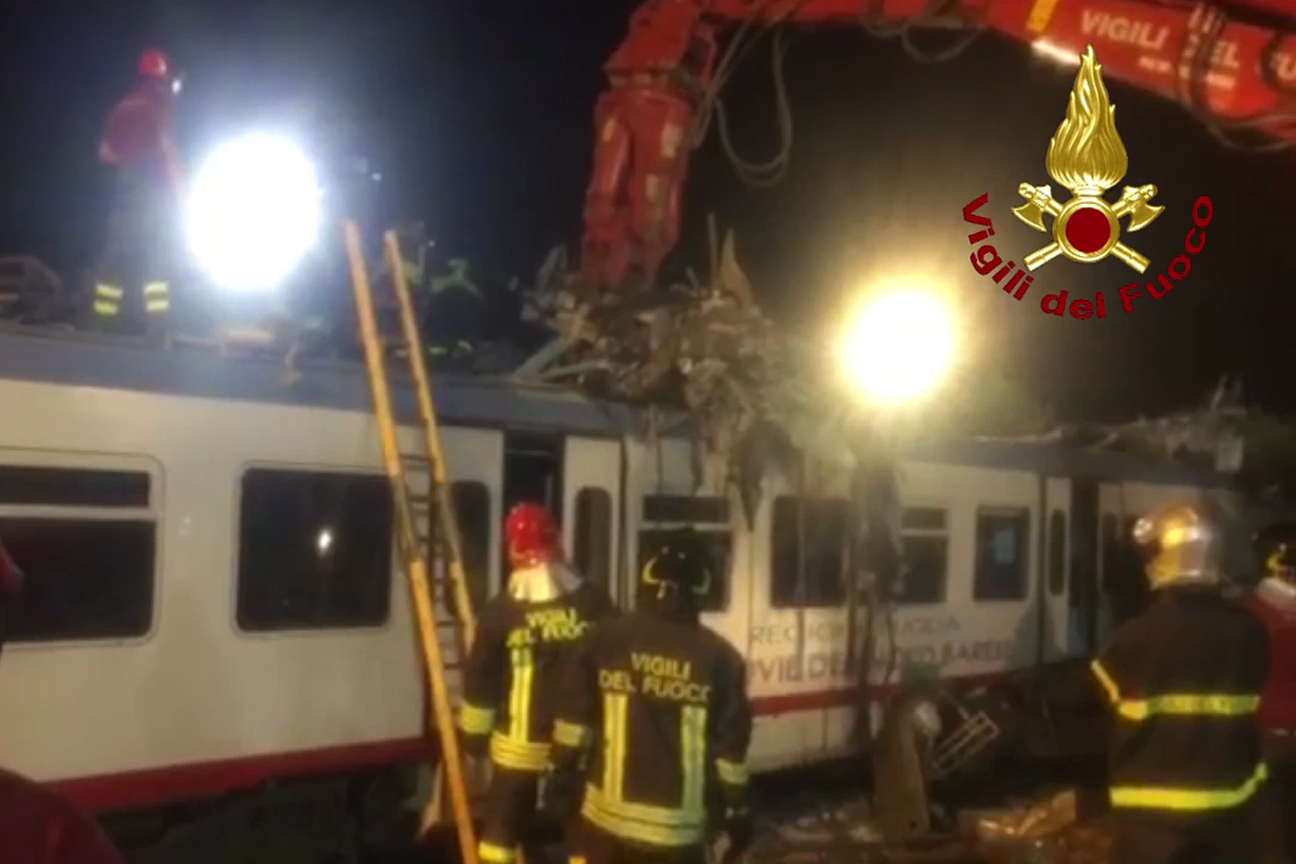 I Vigili del fuoco al lavoro per l'incidente ferroviario accaduto il 12 luglio 2016 a Corato