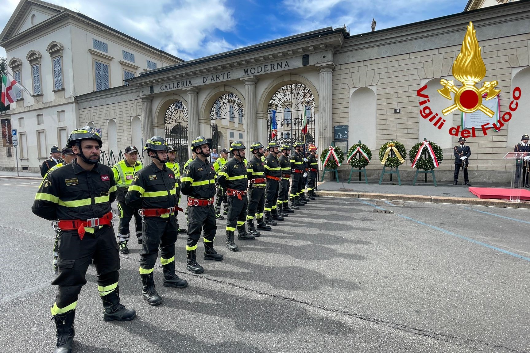 Strage di Via Palestro Il picchetto d'onore dei Vigili del Fuoco di Milano