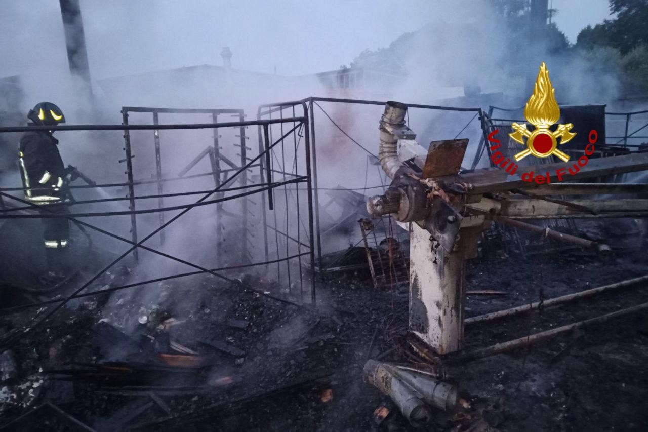 Incendio fabbricato di materiale vario