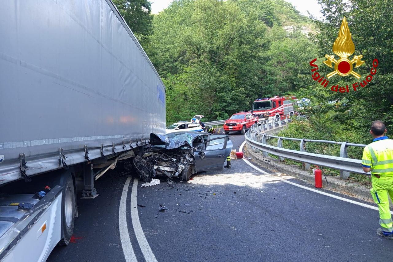 Incidente stradale tra un autovettura  e un mezzo pesante sulla SS219