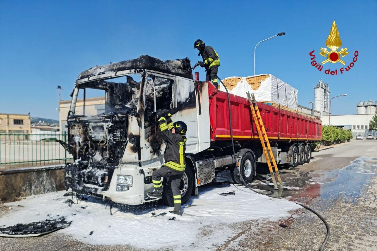 Incendio cabina di un autoarticolato a Padule