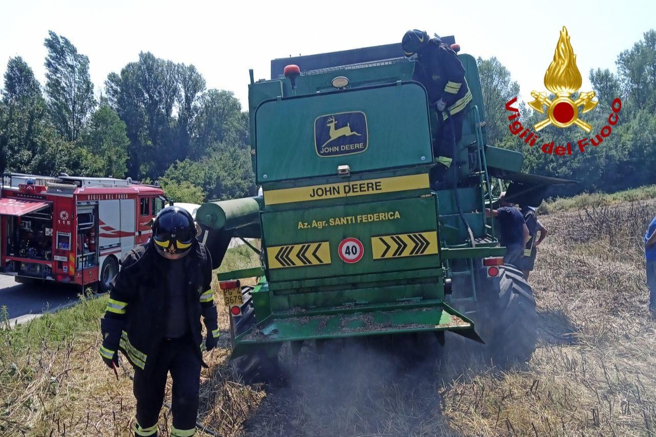 Principio di incendio per una mietitrebbia a Città di Castello