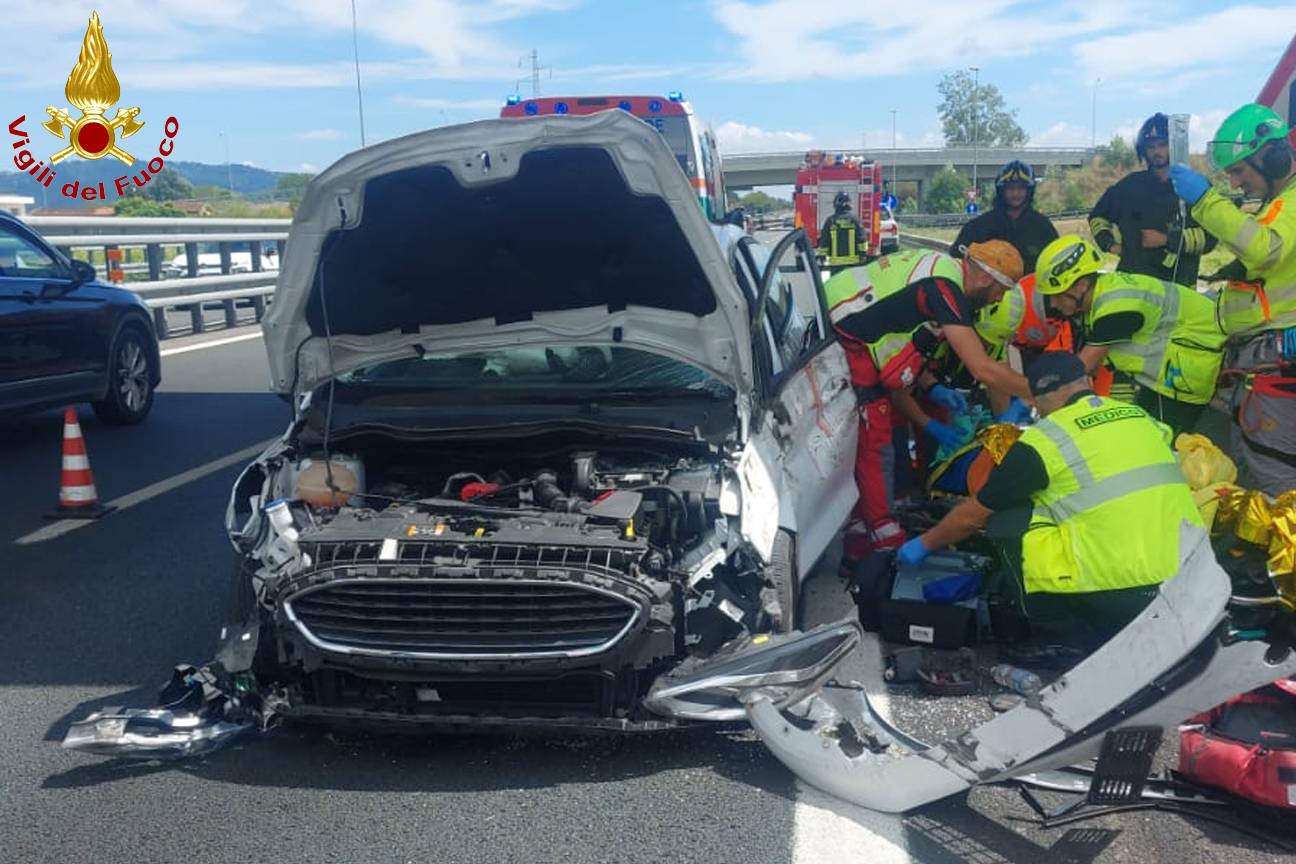 Operazioni dei Vigili del Fuoco su vettuta incidentata a Forte dei Marmi