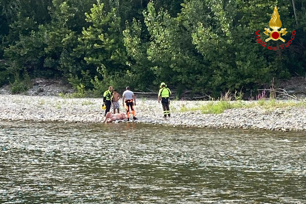 Immagine del soccorso a persona nel fiume serchio