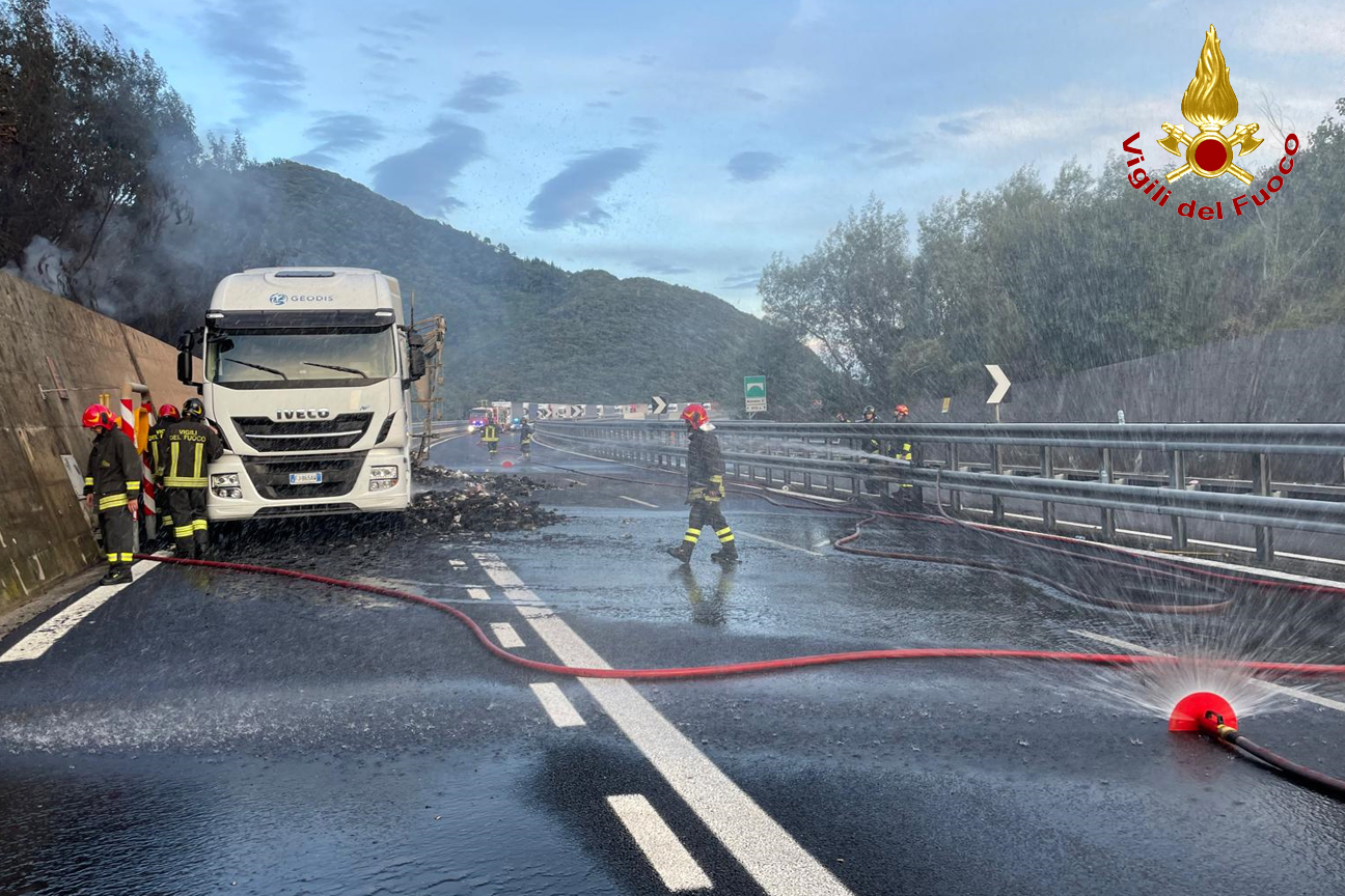 Immagine di camion incidentato autostrada A11 bretella