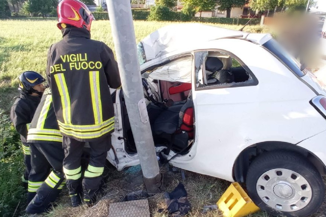 Vigili del fuoco mettono in sicurezza il mezzo rimasto coinvolto in un incidente in viale Leonardo da Vinci a  San Giorgio di Nogaro
