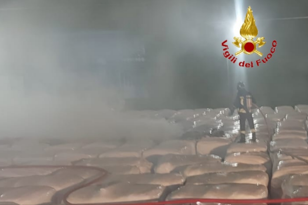 Incendio balle fieno Vigili del fuoco impegnati nello spegnimento di balle di fieno