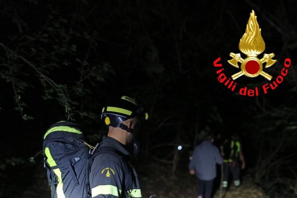 Vigili del fuoco soccorrono due escusrsionisti sull'Alto Garda