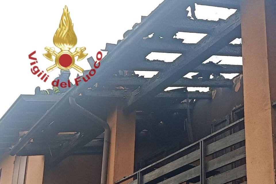 Immagine descrittiva dell'incendio scatenato sul tetto