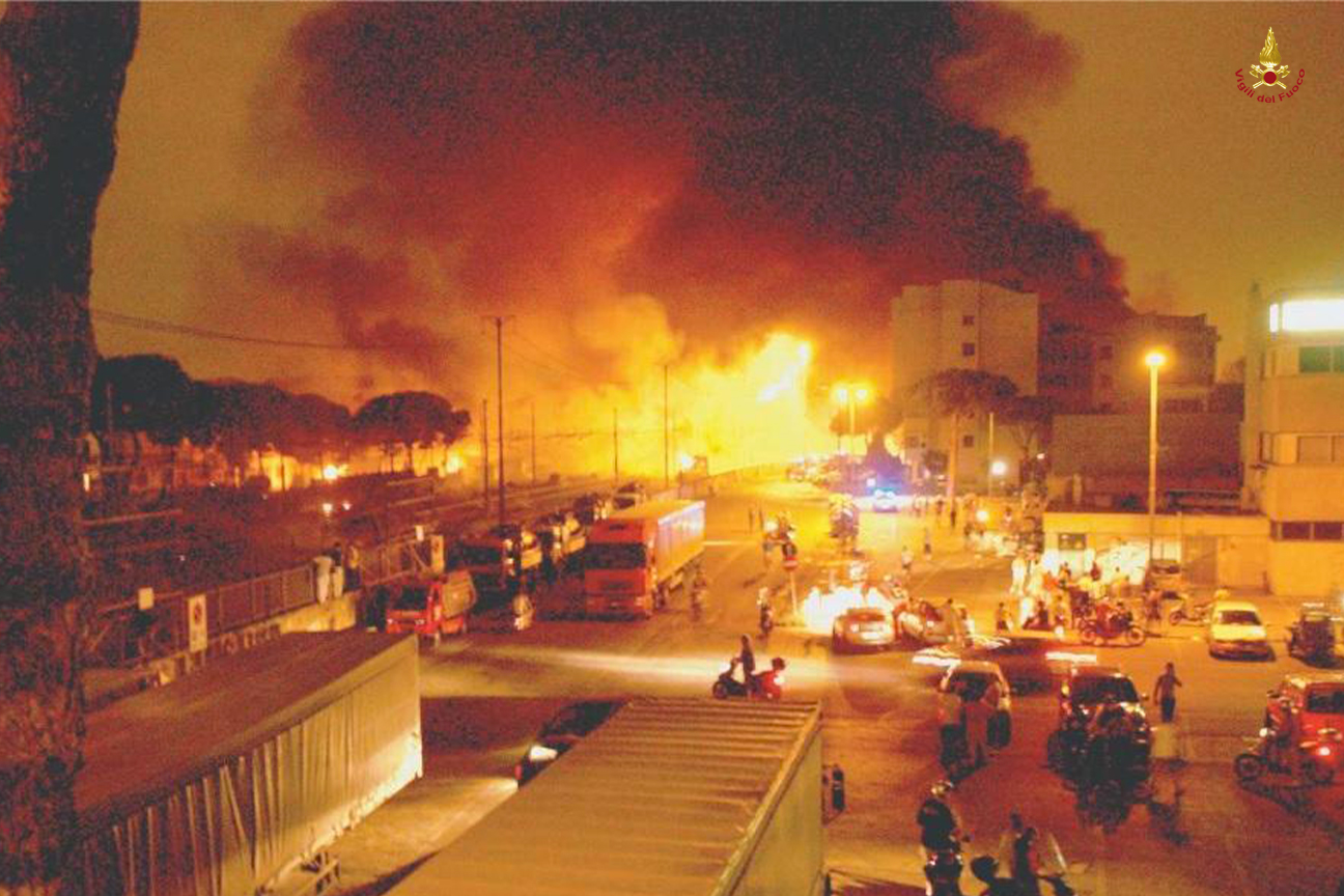 I Vigili del fuoco al lavoro nell'inferno scoppiato alla stazione di Viareggio nel giugno 2009