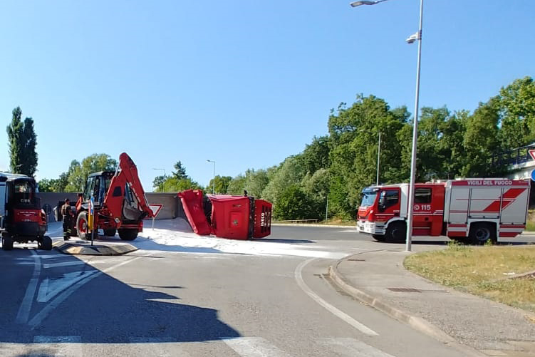 Autoarticolato perde carico di sale Autoarticolato perde carico di sale