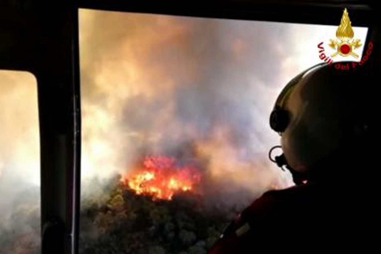 L'incendio a Catiglion della Pescaia visto dalla cabina di pilotaggio dell'elicottero dei Vigili del fuoco impegnato nelle azioni di spegnimento