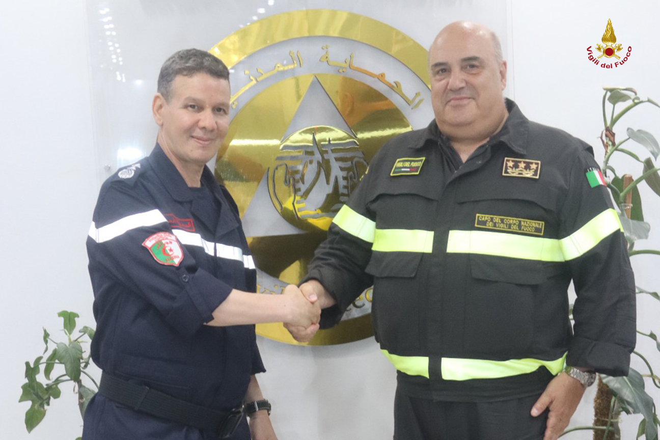 Stretta di mano fra i due capi dei Vigili del fuoco