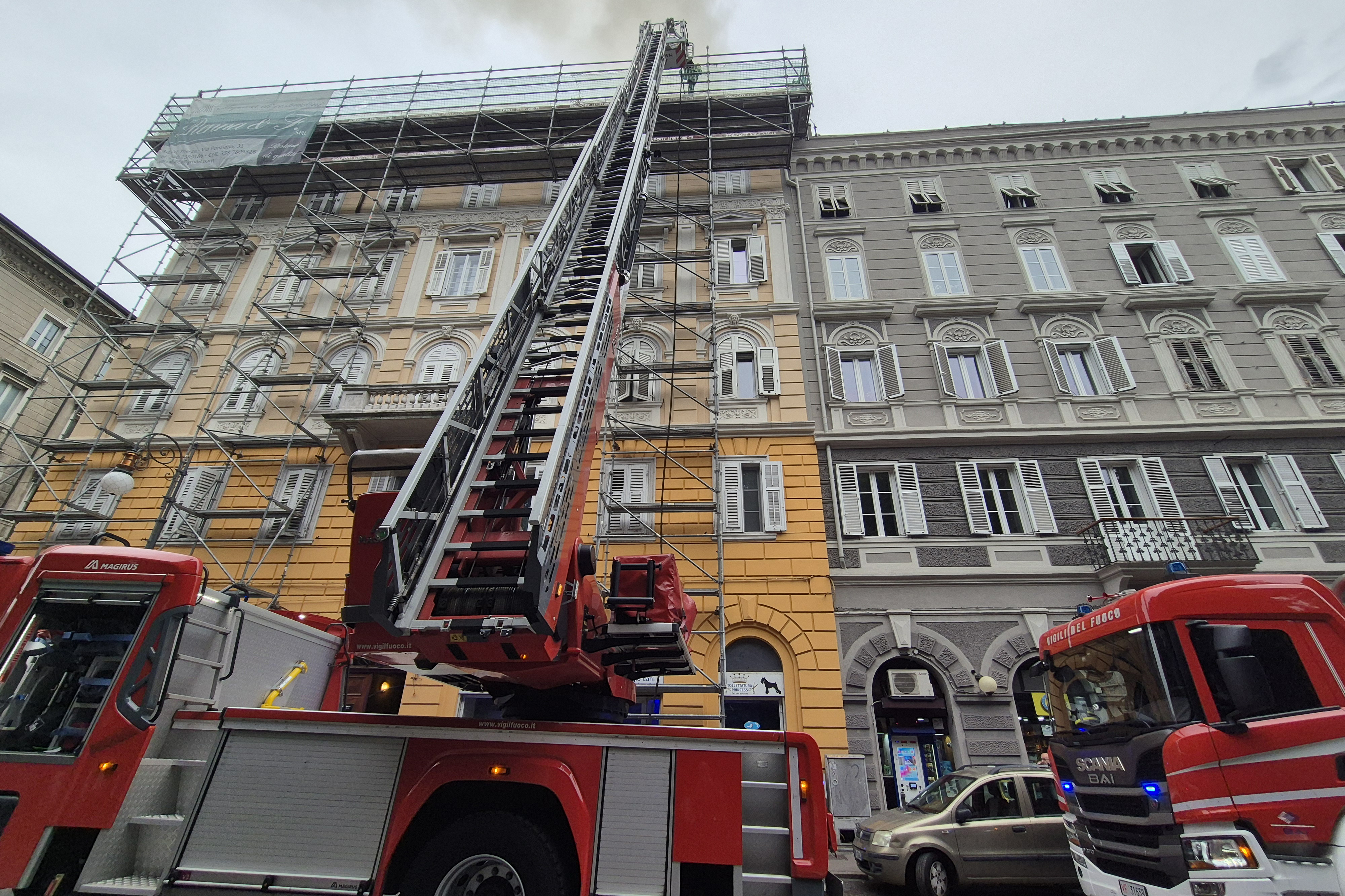 Trieste: incendio tetto
