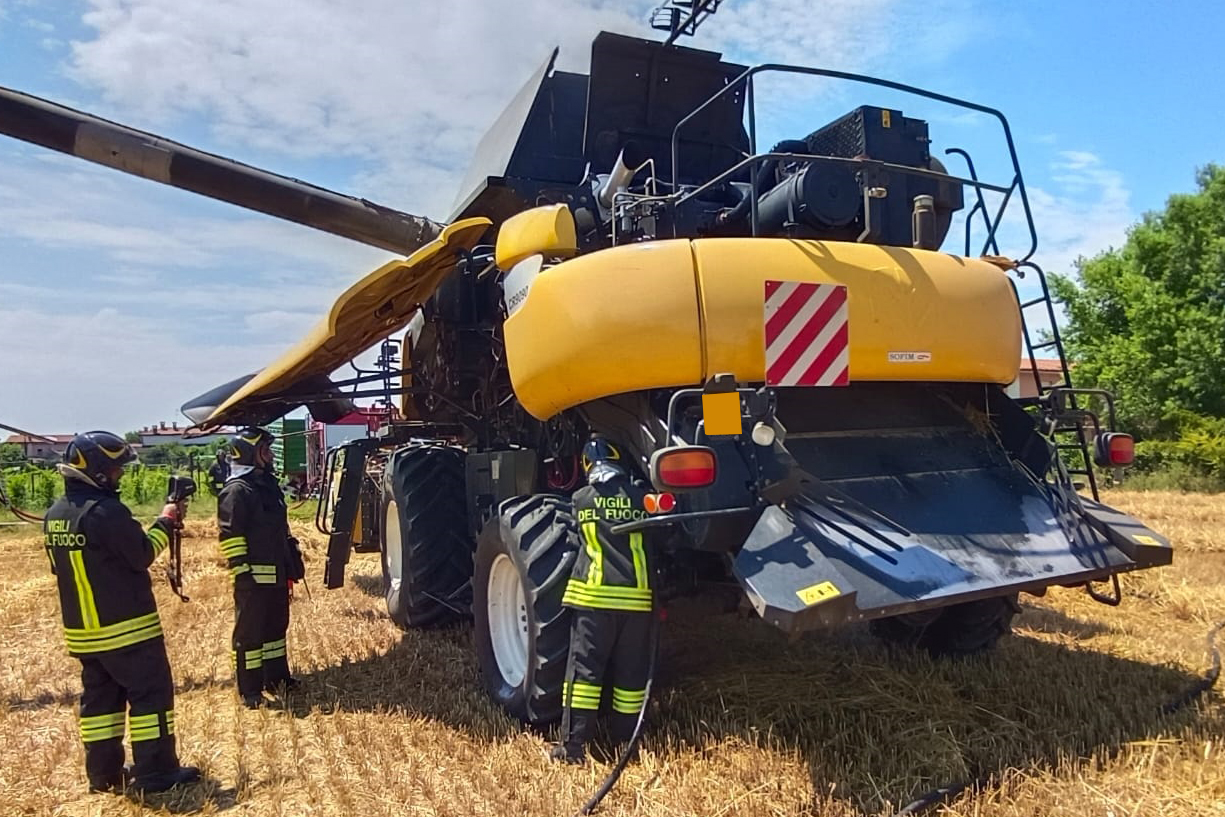Incendio mietitrebbia