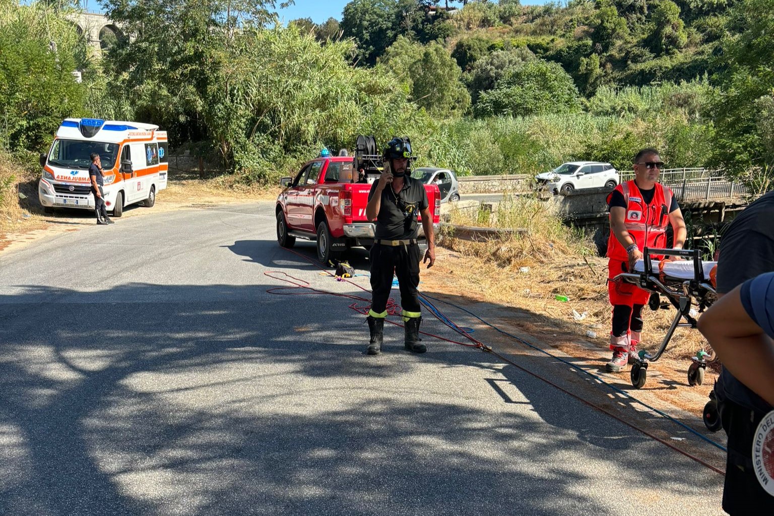 copertina.jpeg Vigili del fuoco salvano un uomo caduto in un dirupo a Torre Ruffa