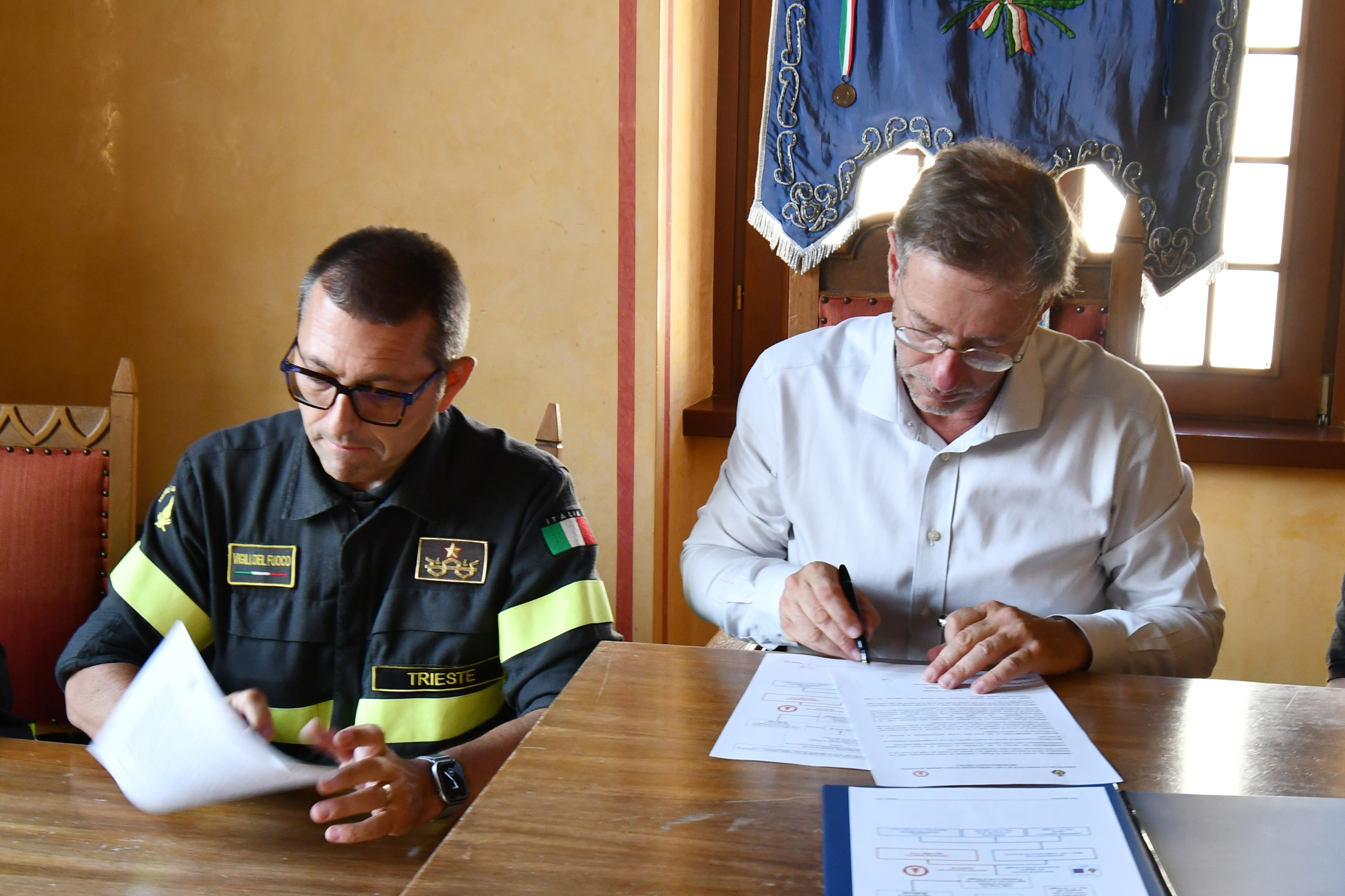 Firma protocollo La firma del protocollo tra Vigili del fuoco e comune di Muggia