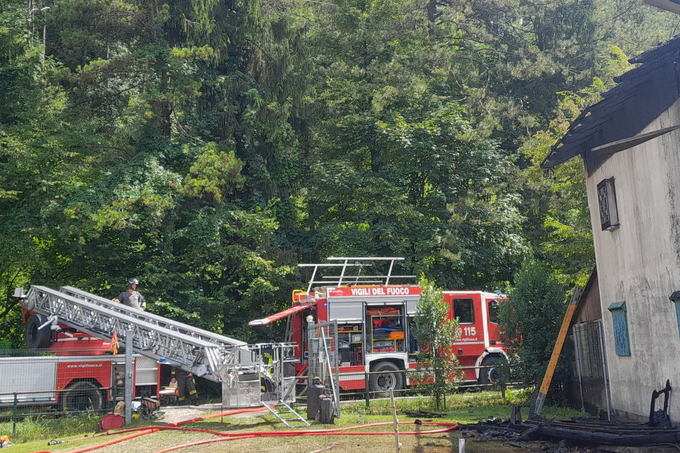 Incendio stavolo Vigili del fuoco intervengono per l'incendio di uno stavolo a Tolmezzo