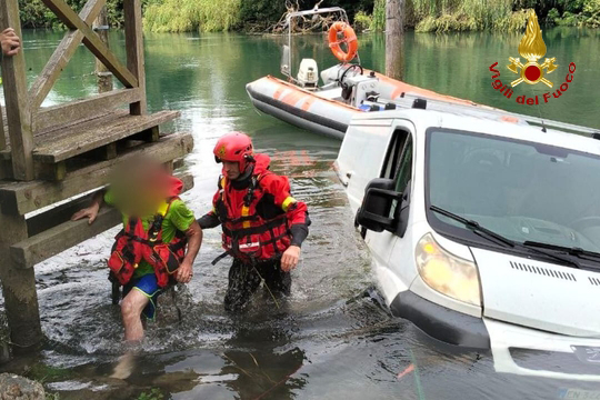Furgone scivola nel fiume Furgone scivola nel fiume
