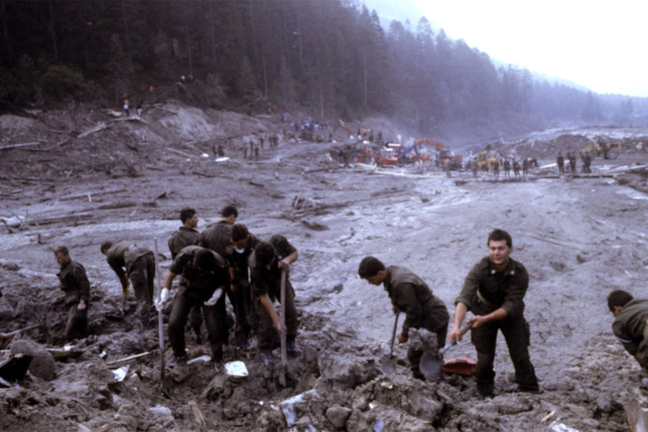 Soccorritori all'opera nel fango in Val di Stava