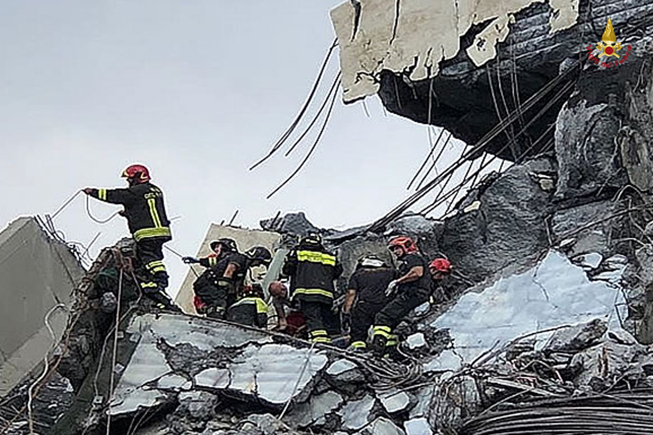 I Vigili del fuoco al lavoro tra le macerie del ponte Morandi