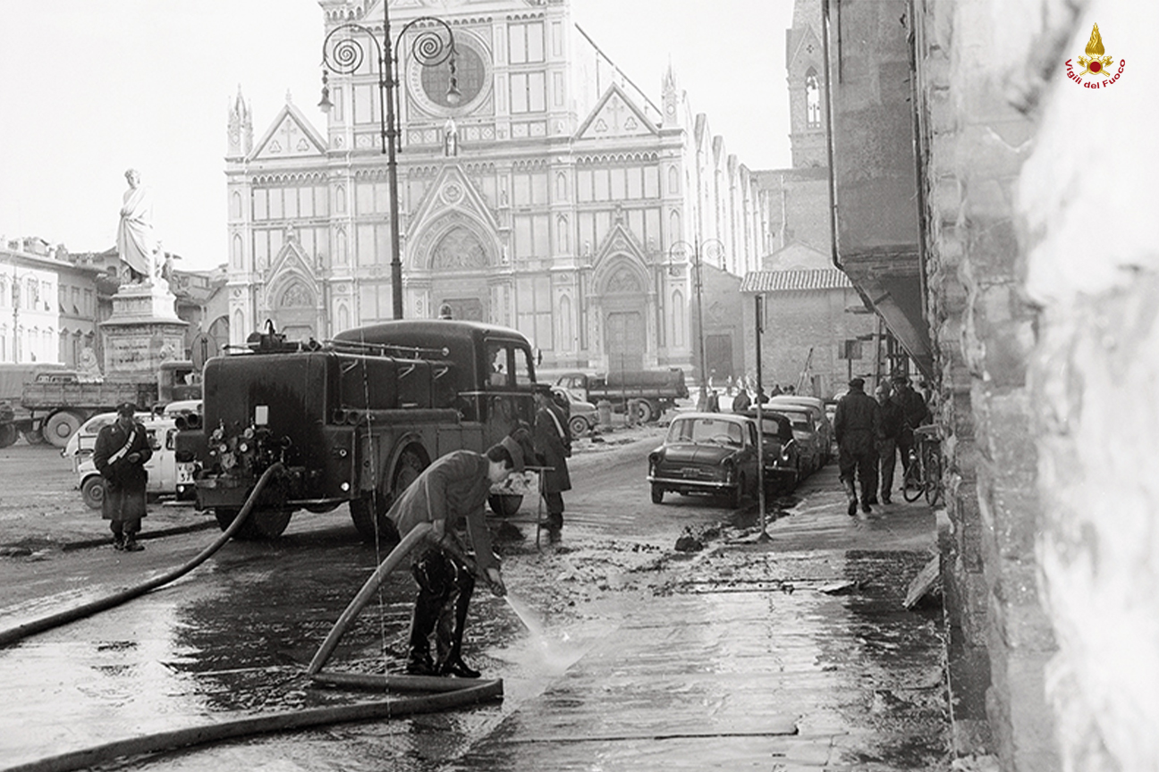 Vigili del fuoco impegnati per far fronte alle conseguenze dell'alluvione di Firenze del 1966
