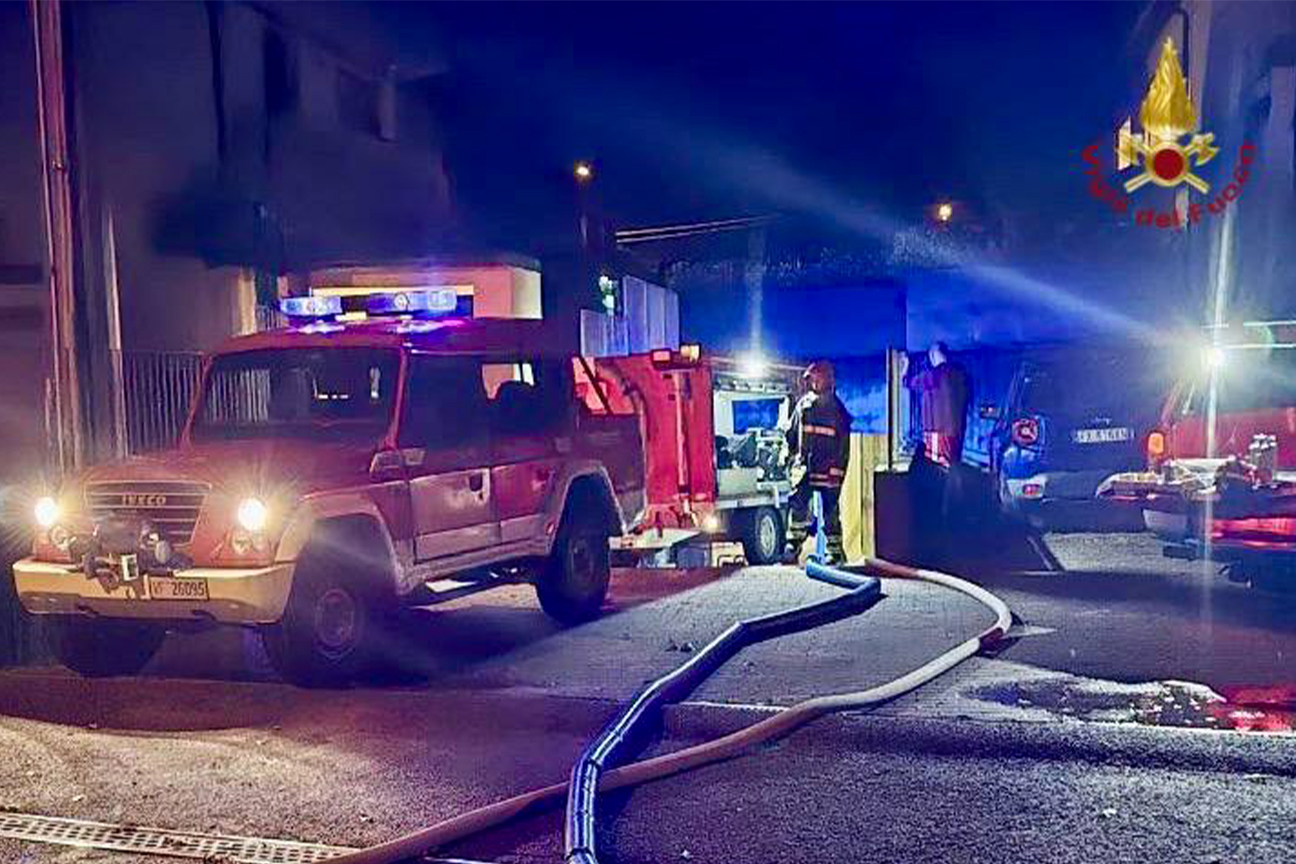 Vigili del fuoco impegnati a far fronte agli allagamenti dovuti al maltempo