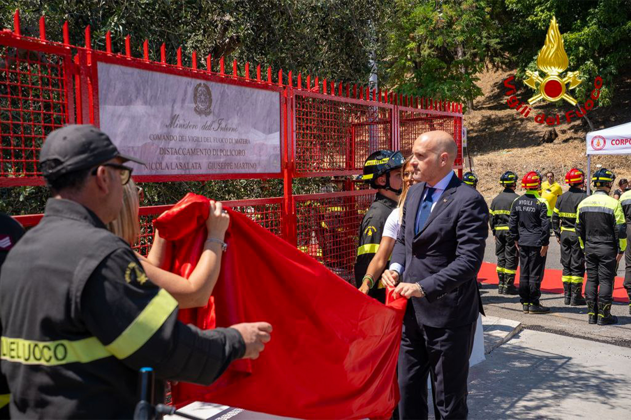 Il sottosegretario Prisco mentre scopre la targa di intitolazione al distaccamento di Policoro