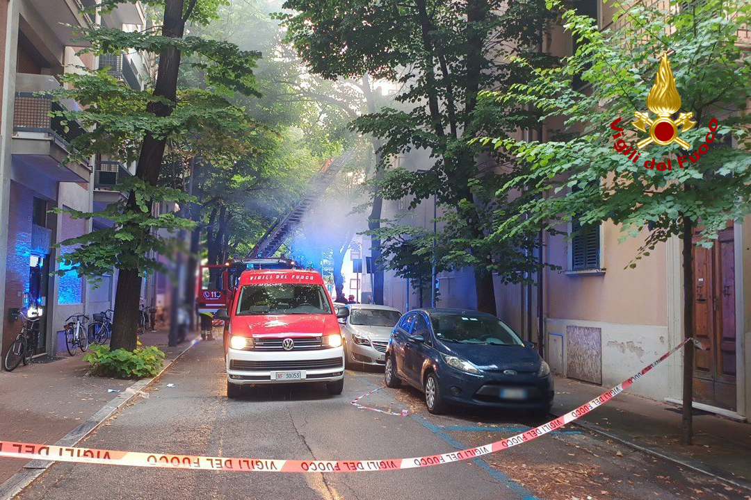 L'autoscala dei Vigili del fuoco impegnata nell'incendio in via Vanzolini a Pesaro