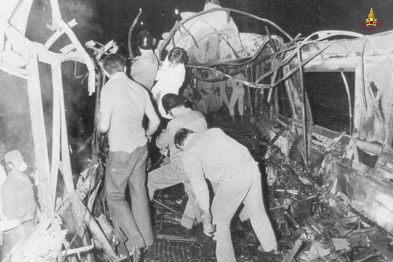 I Vigili del fuoco nei vagoni dell'Italicus distrutti dallo scoppio della bomba