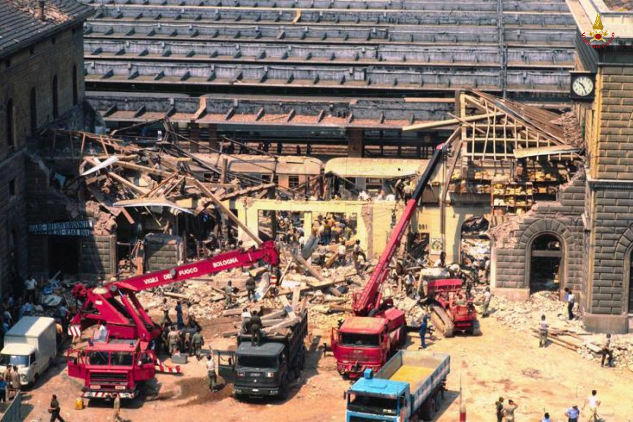 I Vigili del fuoco al lavoro tra le rovine della stazione di Bologna dopo l'esplosione
