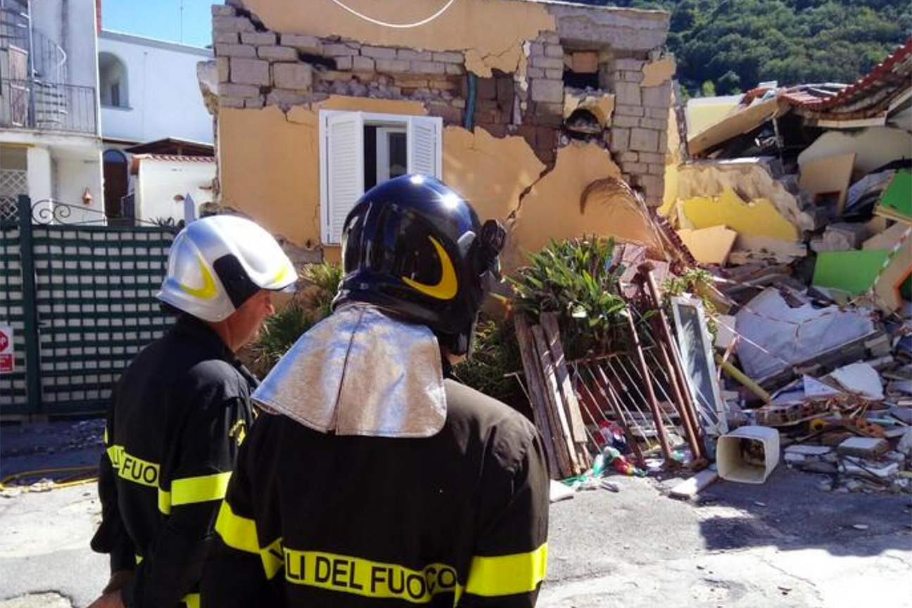 Vigili del fuoco impegnati nei sopralluoghi dopo il terremoto a  Casamicciola