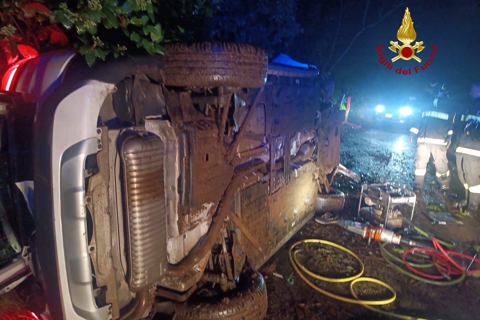 Intorno alla mezzanotte di oggi i Vigili del Fuoco del distaccamento di Follonica sono intervenuti nel Comune di Scarlino, lungo la strada che costeggia il porto, per un incidente stradale che ha visto coinvolta un’autovettura con due persone a bordo.  Il veicolo, per cause in corso di accertamento, ha perso il controllo ribaltandosi su un fianco. All’interno sono rimasti incastrati due anziani coniugi, entrambi circa ottantenni. L’uomo aveva la gamba bloccata tra lo sportello lato passeggero e l’asfalto, m