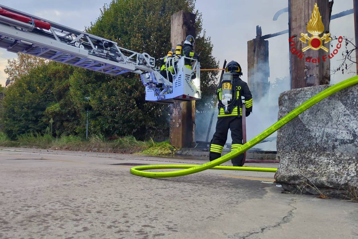 Incendio terminal intermodale in disuso