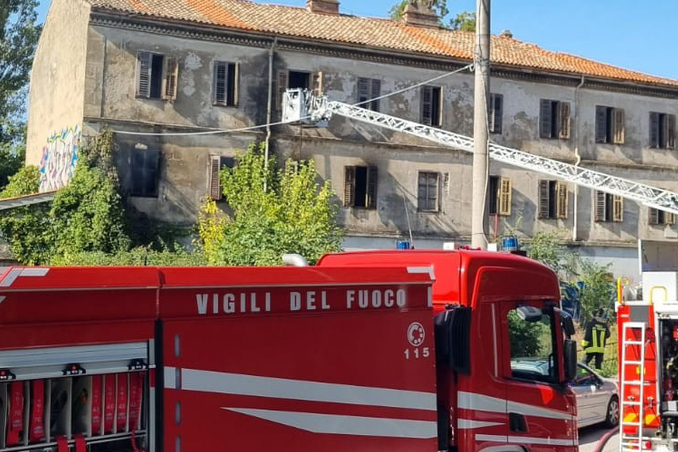 Incendio scuola dismessa Incendio scuola dismessa