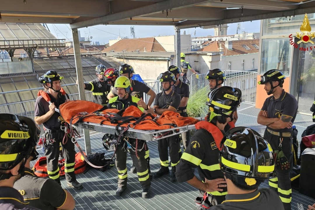 La manovra dei vigili del Nucleo SAF di Milano I vigili del fuoco all'opera in Galleria Vittorio Emanuele