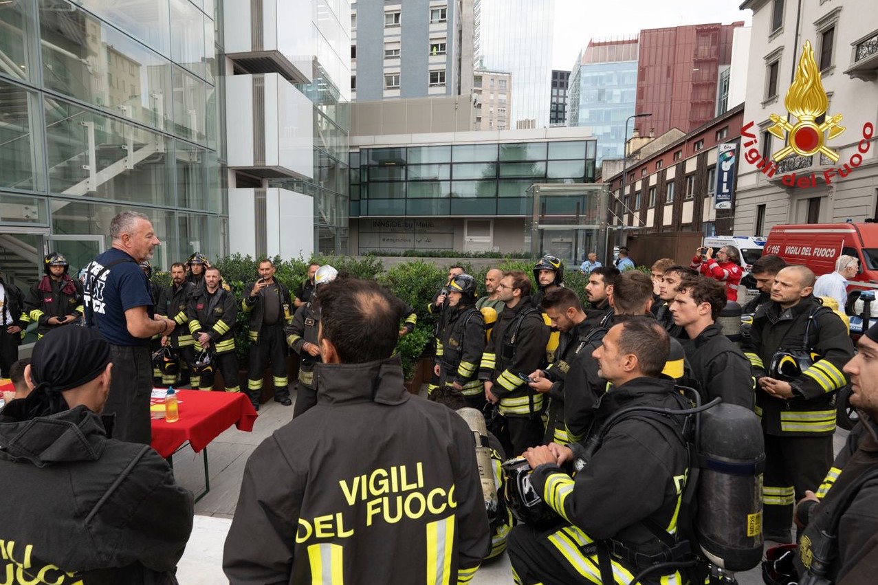 I vigili del fuoco nel ricordo della strage delle Twin Towers Il gruppo di vigili del fuoco pronti per la scalata
