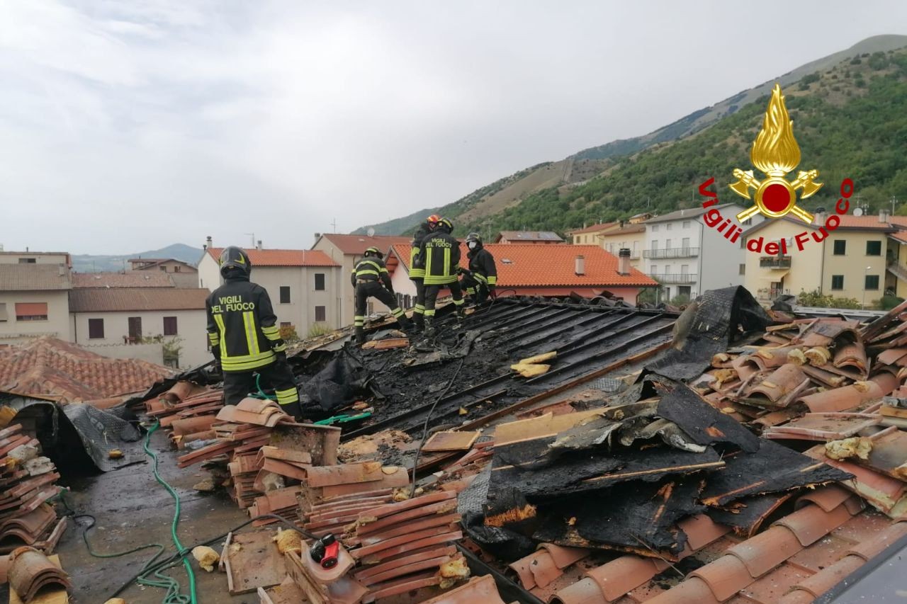 Incendio tetto a Sigillo