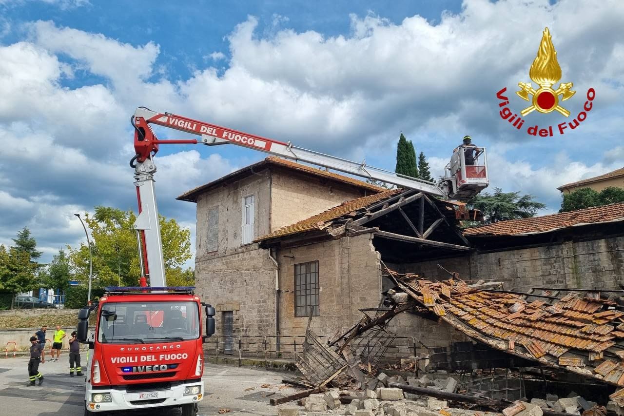 crollo della copertura e di parte di un edificio dell’ex rimessaggio dei vagoni della ferrovia Spoleto–Norcia