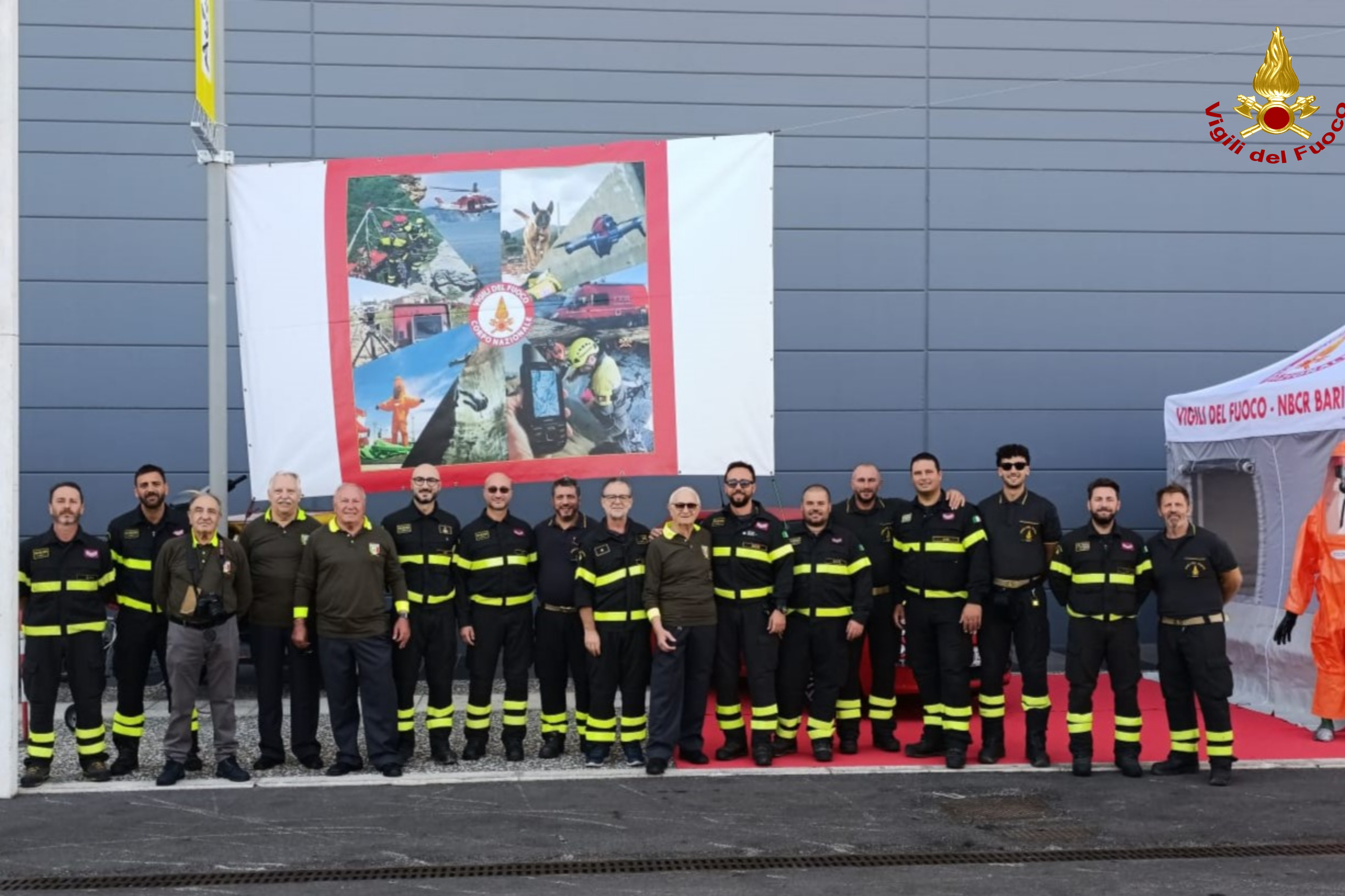 Stand dei Vigili alla fiera Alcuni Vigili pronti ad accolgiere i visitatori