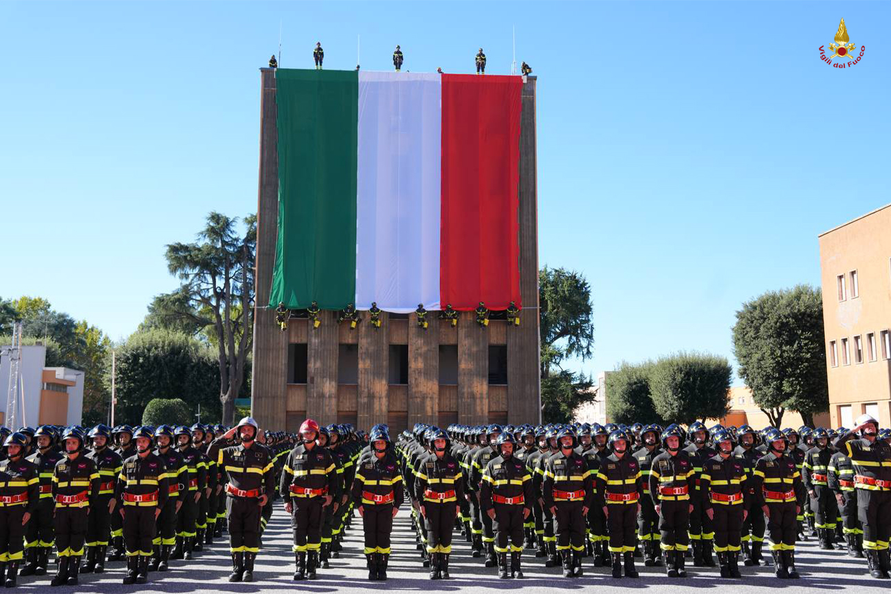 GLi allievi Vigili del fuoco del 100 corso durante la cerimonia di giuramento alle Scuole Centrali Antincendi di Roma