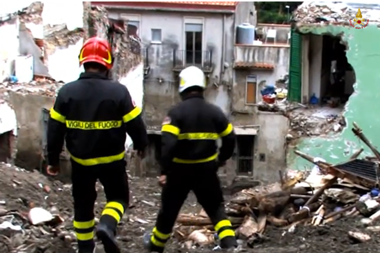 Giampilieri 00.jpg Vigili del fuoco contemplano la devastazione della frana a Giampilieri