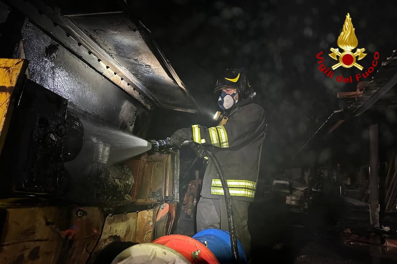 Incendio capannone edile a Montefalco