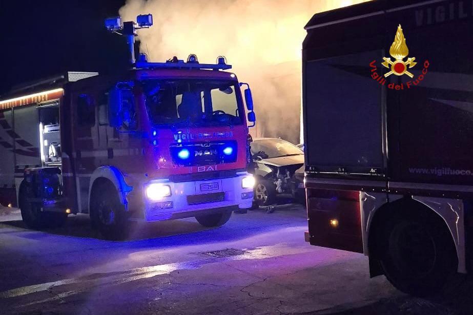 Incendio officina meccanica a Matera