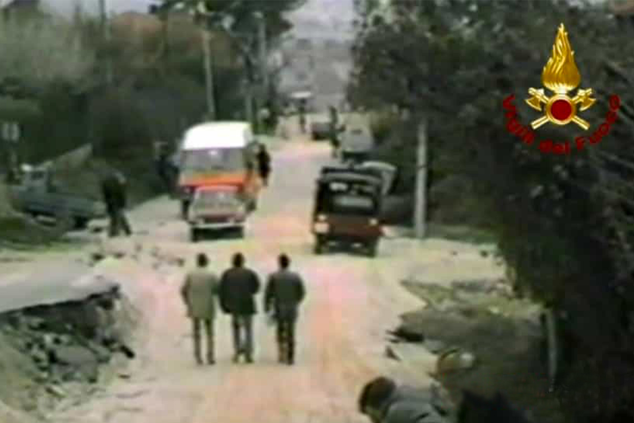 I Vigili del fuoco all'opera per la frana di Ancona del 1982